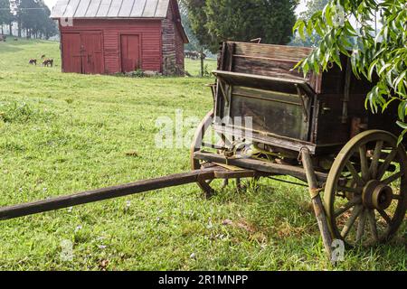 Sevierville Tennessee, rosso fienile rurale stile di vita paese rustico scenario scena, carro carrello Foto Stock