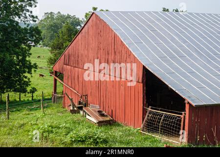 Sevierville Tennessee, rosso fienile rurale stile di vita paese rustico scenario, Foto Stock