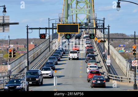 Traffico sul ponte sospeso Angus L. Macdonald che collega Halifax e Dartmouth in Nuova Scozia, Canada Foto Stock