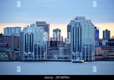 Vista parziale dello skyline del centro di Halifax, Nuova Scozia, Canada, centrata sulle torri degli uffici di Purdy's Wharf vicino al lungomare di Halifax Harbour. Foto Stock