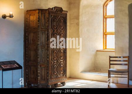 Vecchio armadio in legno scuro nel castello medievale di Turku (Turun linna) in Turku Finlandia Foto Stock
