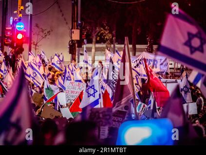 Tel Aviv, Israele. 13th maggio, 2023. I manifestanti detengono bandiere israeliane e palestinesi durante una protesta contro la guerra e la riforma giudiziaria. Israele e la Jihad islamica hanno accettato un cessate il fuoco sabato, dopo giorni di violenza che hanno mietuto la vita ad almeno 34 palestinesi e ad un israeliano. (Foto di Eyal Warshavsky/SOPA Images/Sipa USA) Credit: Sipa USA/Alamy Live News Foto Stock