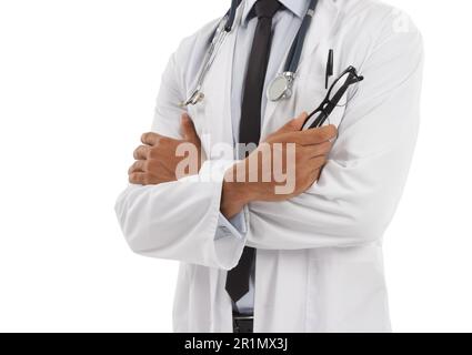 Ha avuto il suo check-up di recente? Un'immagine ritagliata di un medico in piedi con le braccia incrociate e tenendo un paio di occhiali in mano contro a. Foto Stock