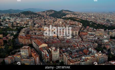 Vista aerea dello skyline di Barcellona al crepuscolo, Gracia e Horta Guinardo. Catalogna, Spagna Foto Stock