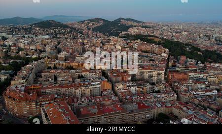 Vista aerea dello skyline di Barcellona al crepuscolo, Gracia e Horta Guinardo. Catalogna, Spagna Foto Stock