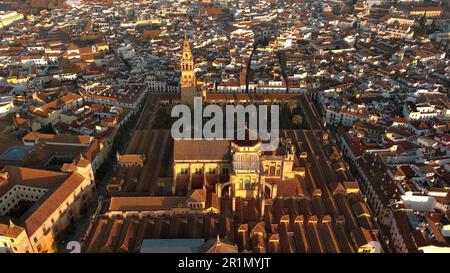 Vista dall'alto della moschea-cattedrale di Cordoba e del ponte romano sul fiume Guadalquivir, entrambi situati in Andalusia, Spagna Foto Stock