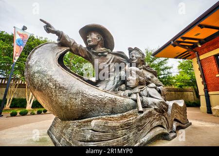 Una scultura stravagante ad Abilene, Texas, con i personaggi del libro Babbo Natale Calls, cattura la gioia di una grande avventura infantile. Foto Stock