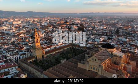 Vista dall'alto della moschea-cattedrale di Cordoba e del ponte romano sul fiume Guadalquivir, entrambi situati in Andalusia, Spagna Foto Stock