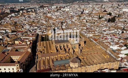 Vista aerea della Moschea Cattedrale di Cordova, ponte romano, città storica, fiume Guadalquivir, Andalusia, Spagna Foto Stock