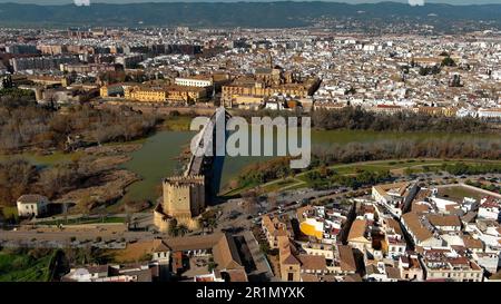 Vista aerea della Moschea Cattedrale di Cordova, ponte romano, città storica, fiume Guadalquivir, Andalusia, Spagna Foto Stock