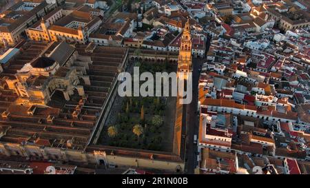 Vista dall'alto della moschea-cattedrale di Cordoba e del ponte romano sul fiume Guadalquivir, entrambi situati in Andalusia, Spagna Foto Stock