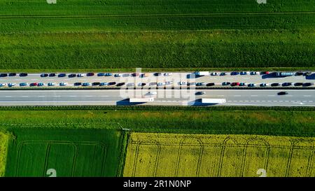 Ingorgo stradale sull'autostrada A4 in Polonia a causa di un incidente. Auto e camion arrestati in autostrada, vista aerea Foto Stock