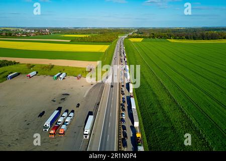 Ingorgo stradale sull'autostrada A4 in Polonia a causa di un incidente. Auto e camion arrestati in autostrada, vista aerea Foto Stock