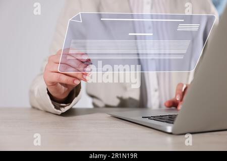 Concetto di firma elettronica. Donna che lavora su un computer portatile al tavolo al chiuso, in primo piano Foto Stock