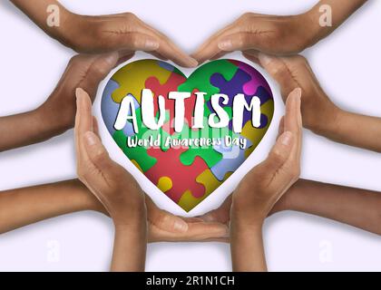Giornata mondiale di sensibilizzazione sull'autismo. Persone che formano il cuore con le mani su sfondo bianco, vista dall'alto Foto Stock