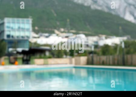 Piscina all'aperto nel cortile interno dell'hotel, vista sfocata Foto Stock