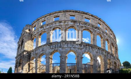 Vista panoramica dell'Arena di Pola con finestra ad arco. Bellissimo anfiteatro romano in Croazia. Punto di riferimento storico in Europa. Foto Stock