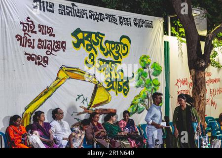 Attivisti verdi, studenti e residenti hanno protestato contro le autorità per aver abbattimento alberi a Dhanmondi e altrove. I manifestanti chiesero di smettere di tagliare gli alberi sulle strisce mediane e sui sentieri della città, tra cui Satmasjid Road nella zona di Dhanmondi, e di piantare nuove seghette dove gli alberi furono tagliati. Dhaka, Bangladesh. Foto Stock