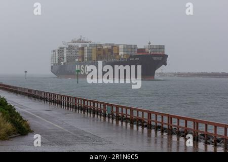 Durban, KwaZulu-Natal, Sud Africa - Maggio 15th 2023: Nave container MSC Asya in arrivo a Durban Harbour durante una fredda mattinata invernale nel mese di Maggio. Foto Stock