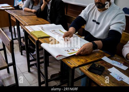 Smirne, Turchia. 14th maggio, 2023. Un funzionario elettorale sta correggendo le schede elettorali. Gli elettori turchi procedono ai rispettivi precetti per votare per i loro candidati preferiti alle elezioni presidenziali e parlamentari del 2023 in Turchia. Si dice che si tratta delle elezioni più importanti nella storia della Turchia. (Foto di Murat Kocabas/SOPA Images/Sipa USA) Credit: Sipa USA/Alamy Live News Foto Stock