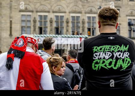 ROTTERDAM - i tifosi di calcio sono già in piedi davanti al balcone per l'onore di Feyenoord. La squadra di calcio di Rotterdam ha vinto il campionato nazionale e sarà onorata sul Coolsingel. ANP ROBIN UTRECHT olanda fuori - belgio fuori Foto Stock