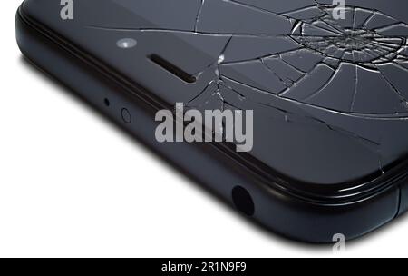 Primo piano di uno smartphone con un display rotto, isolato su uno sfondo bianco Foto Stock