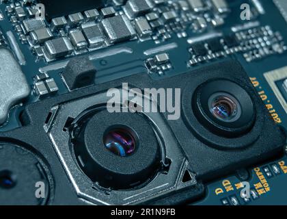 Immagine macro della scheda principale dello smartphone con l'unità fotocamera in primo piano Foto Stock