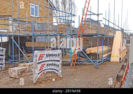 Tetto prefabbricato fabbrica consegnata & immagazzinata su casa indipendente costruzione progetto lavori in corso primo sollevatore ponteggio & scala Inghilterra UK Foto Stock