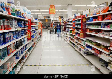 Coronavirus pandemic shopping Covid 19 maschere viso richiesto Sainsburys supermercato negozio corona virus social distancing nastro sul pavimento Essex Inghilterra UK Foto Stock