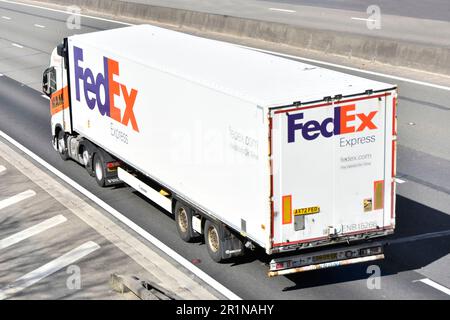 Lato posteriore vista aerea posteriore HAM settore trasporti Volvo hgv camion unità motrice e FedEx Express semirimorchio rigido M25 autostrada strada Essex UK Foto Stock