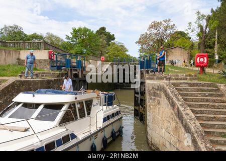 Yacht che passa un chiusa chiusa a Canal du Midi, Francia Foto Stock