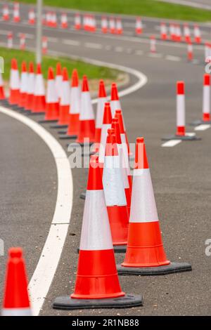 Coni di plastica sulla strada per limitare il trasporto stradale. Cono  stradale. Segnale o indicatore di direzione. Sicurezza stradale, spazio  copia, messa a fuoco selettiva Foto stock - Alamy