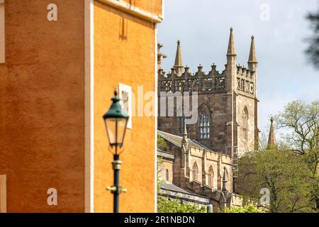 Dunfermline Abbey visto dal parco di Pittencrieff con Pittencrieff House in primo piano, Fife, Scozia Foto Stock