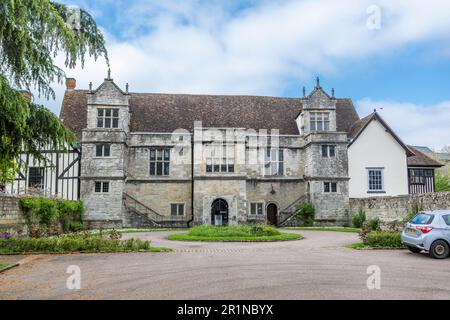 Il Palazzo dell'Arcivescovo sulla riva orientale del fiume Medway a Maidstone, Kent. Foto Stock