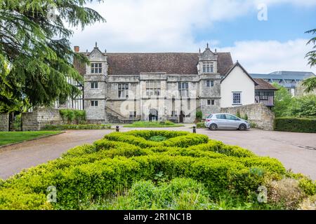 Il Palazzo dell'Arcivescovo sulla riva orientale del fiume Medway a Maidstone, Kent. Foto Stock