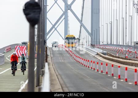 Il Forth Road Bridge è ora utilizzato per i mezzi pubblici escursionisti e ciclisti, North Queensferry, Scozia Foto Stock