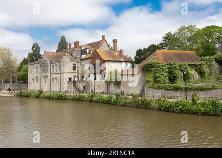 Il Palazzo dell'Arcivescovo sulla riva orientale del fiume Medway a Maidstone, Kent. Foto Stock