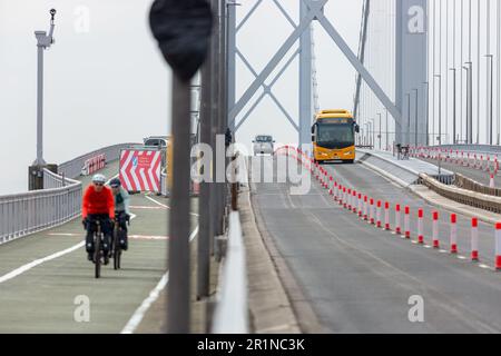 Il Forth Road Bridge è ora utilizzato per i mezzi pubblici escursionisti e ciclisti, North Queensferry, Scozia Foto Stock