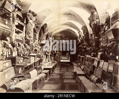 La Cripta dei Cappuccini di Palermo, le Catacombe dei Cappuccini, vasto complesso di cripte sotto il monastero dei Cappuccini di Palermo e con le sue mummie naturali una delle più famose sepolture del mondo, 1870, Italia, riproduzione storica, restaurata digitalmente da un originale del 19th ° secolo / Die Kapuzinergruft von Palermo, Le Catacombe dei Cappuccini, weitläufige Gruftanlage unter dem Kauzinerkloster in Palermo und mit ihren natürlichen Mumien eine der bekanntesten Grablenen der Welt, um 1870, Italien, Historisch, digital restaurierte Reproduktion von einer Vorlage aus dem 19. Jahrhunder Foto Stock