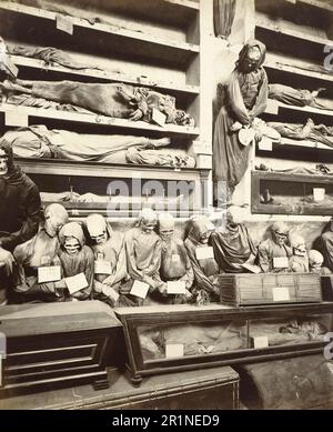 La Cripta dei Cappuccini di Palermo, le Catacombe dei Cappuccini, vasto complesso di cripte sotto il monastero dei Cappuccini di Palermo e con le sue mummie naturali una delle più famose sepolture del mondo, 1870, Italia, riproduzione storica, restaurata digitalmente da un originale del 19th ° secolo / Die Kapuzinergruft von Palermo, Le Catacombe dei Cappuccini, weitläufige Gruftanlage unter dem Kauzinerkloster in Palermo und mit ihren natürlichen Mumien eine der bekanntesten Grablenen der Welt, um 1870, Italien, Historisch, digital restaurierte Reproduktion von einer Vorlage aus dem 19. Jahrhundert Foto Stock