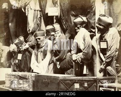 La Cripta dei Cappuccini di Palermo, le Catacombe dei Cappuccini, vasto complesso di cripte sotto il monastero dei Cappuccini di Palermo e con le sue mummie naturali una delle più famose sepolture del mondo, 1870, Italia, riproduzione storica, restaurata digitalmente da un originale del 19th ° secolo / Die Kapuzinergruft von Palermo, Le Catacombe dei Cappuccini, weitläufige Gruftanlage unter dem Kauzinerkloster in Palermo und mit ihren natürlichen Mumien eine der bekanntesten Grablenen der Welt, um 1870, Italien, Historisch, digital restaurierte Reproduktion von einer Vorlage aus dem 19. Jahrhundert Foto Stock