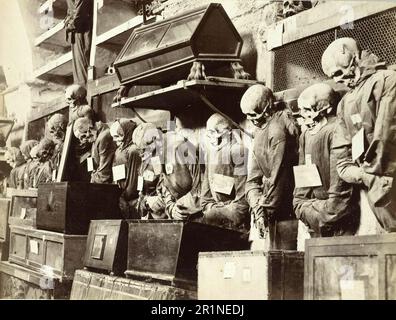 La Cripta dei Cappuccini di Palermo, le Catacombe dei Cappuccini, vasto complesso di cripte sotto il monastero dei Cappuccini di Palermo e con le sue mummie naturali una delle più famose sepolture del mondo, 1870, Italia, riproduzione storica, restaurata digitalmente da un originale del 19th ° secolo / Die Kapuzinergruft von Palermo, Le Catacombe dei Cappuccini, weitläufige Gruftanlage unter dem Kauzinerkloster in Palermo und mit ihren natürlichen Mumien eine der bekanntesten Grablenen der Welt, um 1870, Italien, Historisch, digital restaurierte Reproduktion von einer Vorlage aus dem 19. Jahrhundert Foto Stock