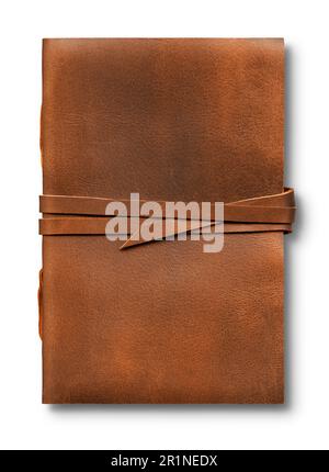 Vecchio notebook in pelle marrone logoro isolato su sfondo bianco, chiuso con una fascia Foto Stock