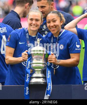 Londra, Regno Unito. 14th maggio, 2023. 14 maggio 2023 - Chelsea contro Manchester United - Vitality Women's fa Cup - Final - Wembley Stadium Magdalena Eriksson e Lauren James celebrano la vittoria della Vitality Women's fa Cup al Wembley Stadium di Londra. Picture Credit: Notizie dal vivo su Mark Pain/Alamy Foto Stock