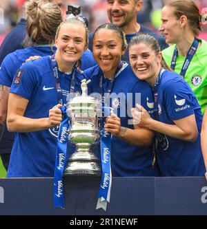 Londra, Regno Unito. 14th maggio, 2023. 14 maggio 2023 - Chelsea contro Manchester United - Vitality Women's fa Cup - finale - Stadio di Wembley Magdalena Eriksson di Chelsea, Lauren James e Maren Mjelde celebrano la vittoria finale della Coppa di fa Vitality Women's al Wembley Stadium, Londra. Picture Credit: Notizie dal vivo su Mark Pain/Alamy Foto Stock