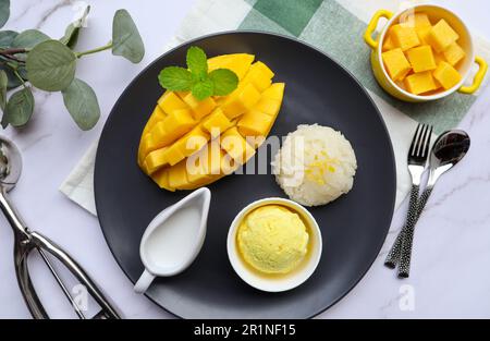 Gelato al mango con mango maturo e riso dolce appiccicoso sul lato - Vista dall'alto del dessert Foto Stock