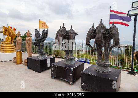 Statue dell'elefante a tre teste Airavata, il re di tutti gli elefanti dell'Induismo, una creatura mitologica. Statua del Grande buddha in thailandia a phuket Foto Stock