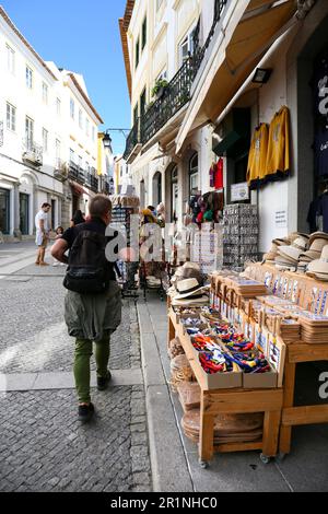 Evora, Portogallo - 10 ottobre 2022: Negozi di souvenir sulla strada nella città vecchia di Evora, Portogallo Foto Stock