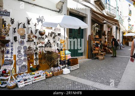 Evora, Portogallo - 10 ottobre 2022: Negozi di souvenir sulla strada nella città vecchia di Evora, Portogallo Foto Stock