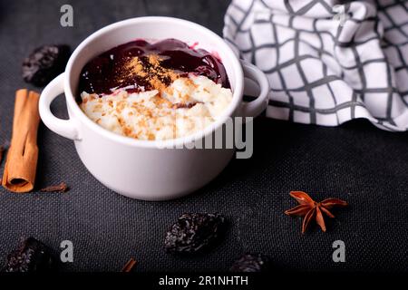Un tipico dessert peruviano con budino di riso e mazamorra viola Foto Stock